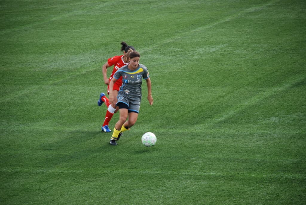 Frauen und ein Ball am Boden.