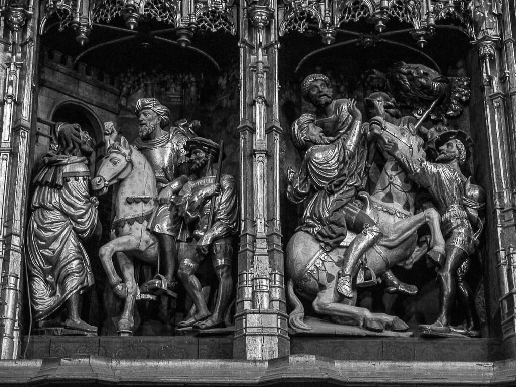 Skulpturen in einer Außenanlage ausgestellt.