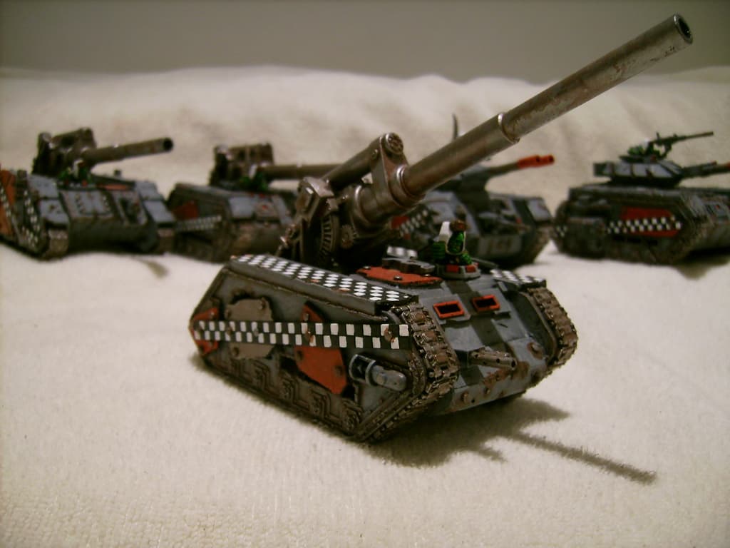 Panzer auf einem weißen Tuch mit weißem Hintergrund.