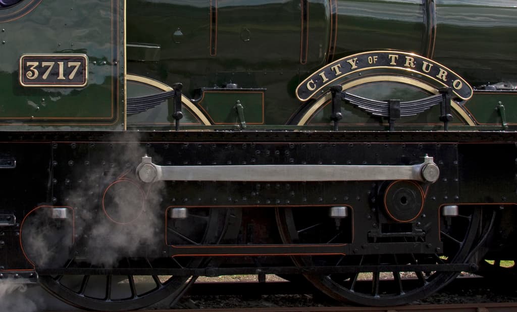 Ein Zug auf einer Schiene.