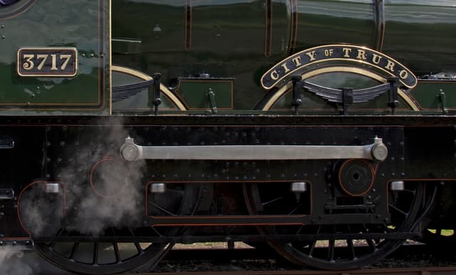 Ein Zug auf einer Schiene.