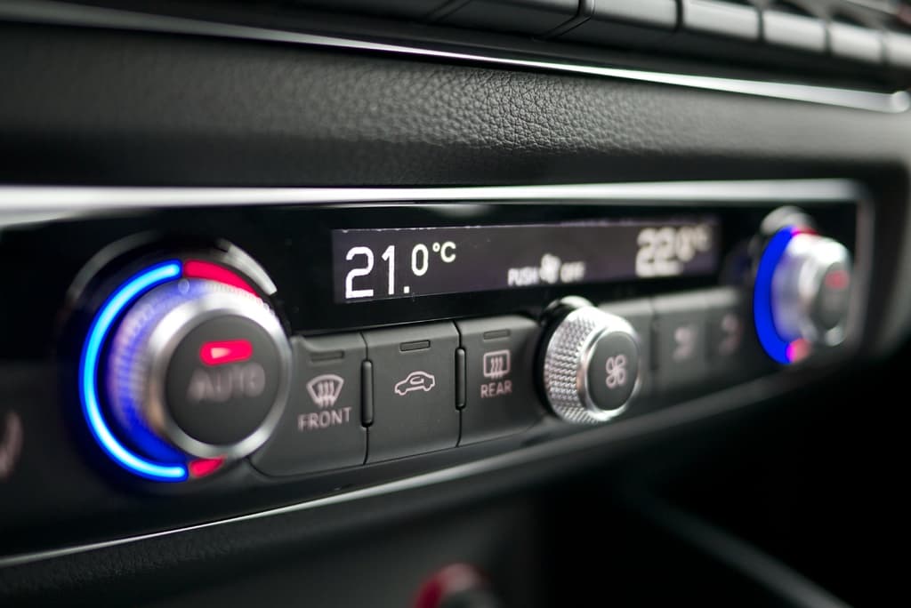 Ein Bedienfeld mit mehreren Knöpfen, Reglern und Lampen, das Text in der Mitte zeigt.