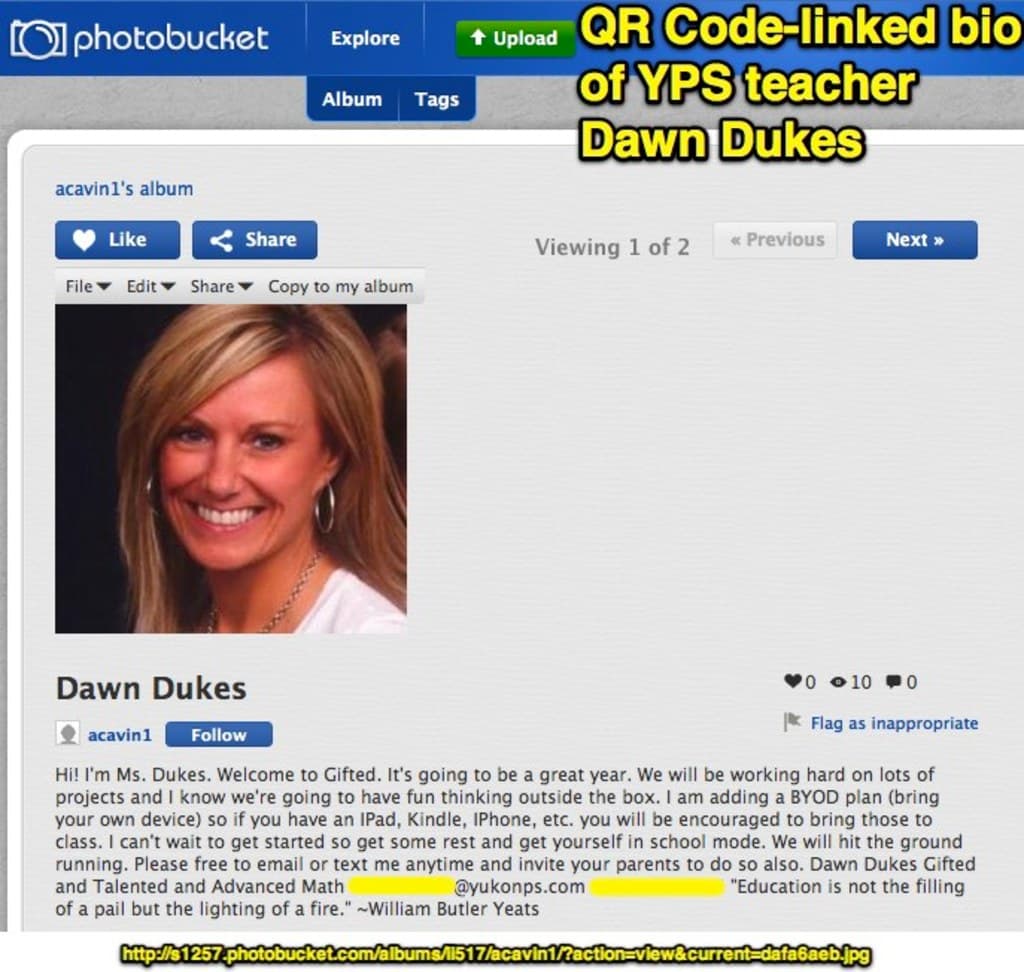 Eine Konferenz mit Sitzenden, die Rednern auf der Bühne lauschen, mit einem großen Banner und einer Wand im Hintergrund.