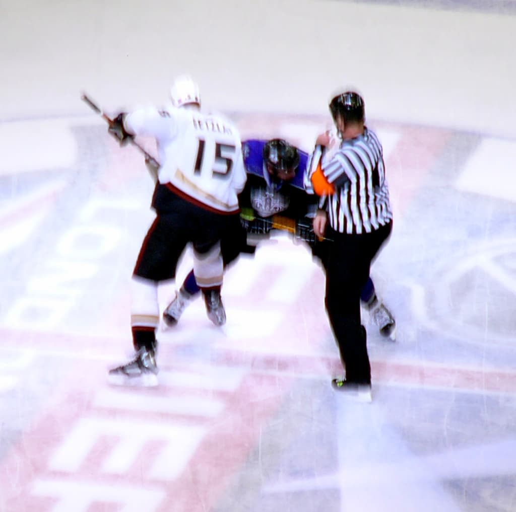 Drei Personen mit Helmen, Kleidung und Skischuhen.