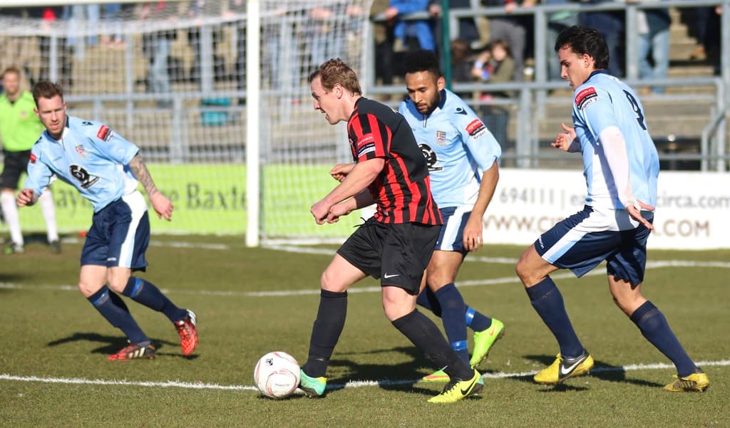 Eine Gruppe von Menschen beim Fußballspielen