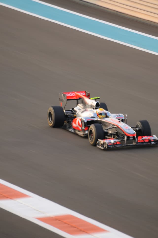 Eine Person fährt ein Sportwagen auf einer Straße während des Tages.