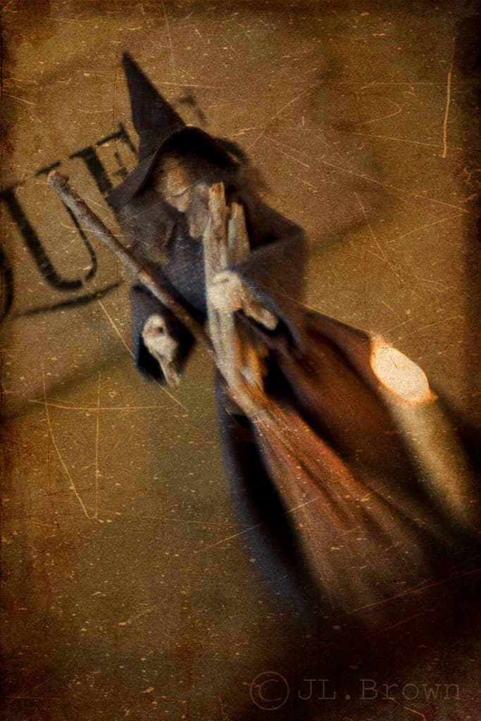 Ein Halloween-motiviertes Bild mit Text auf der Rückseite.