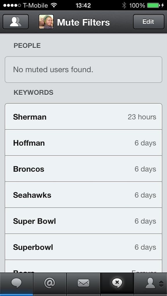 Ein Mobilbildschirm mit WiFi-Symbol und vollem Akku oben und Logos unten.