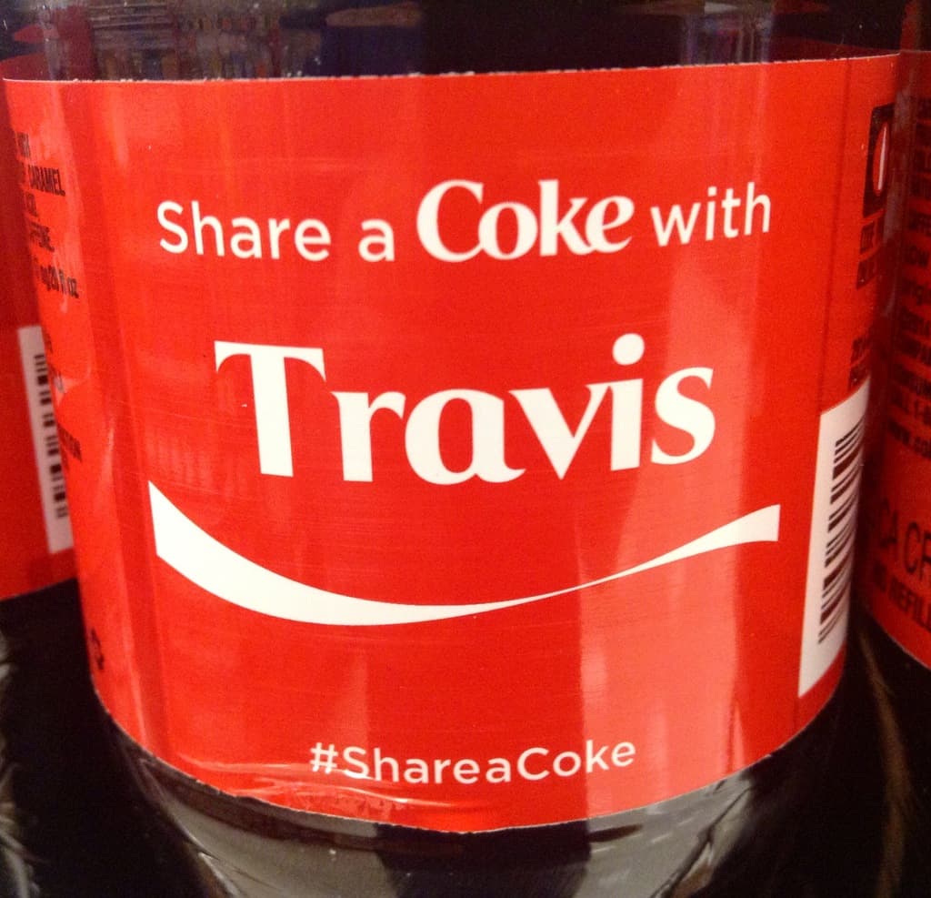 Eine Coca-Cola-Flasche mit der Aufschrift "Teile eine Coke mit TRAVIS"