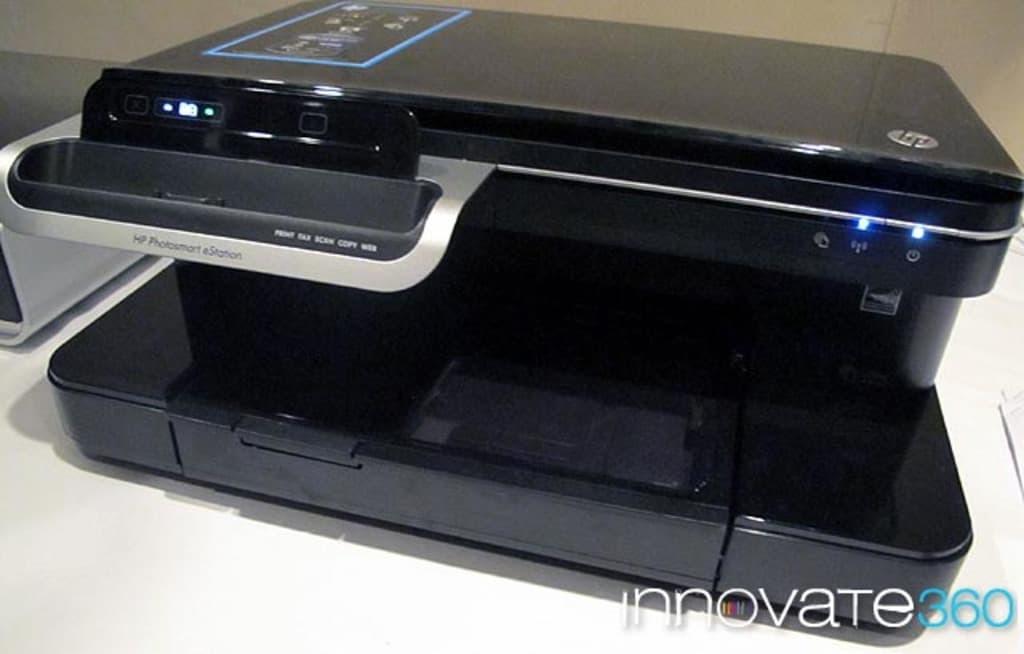 Ein Drucker mit Papierfach und Bedienfeld.