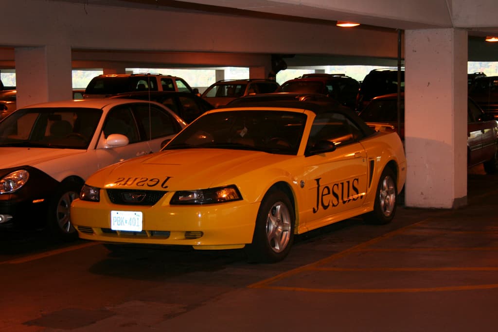 Ein Parkplatz voller Autos in Reihen