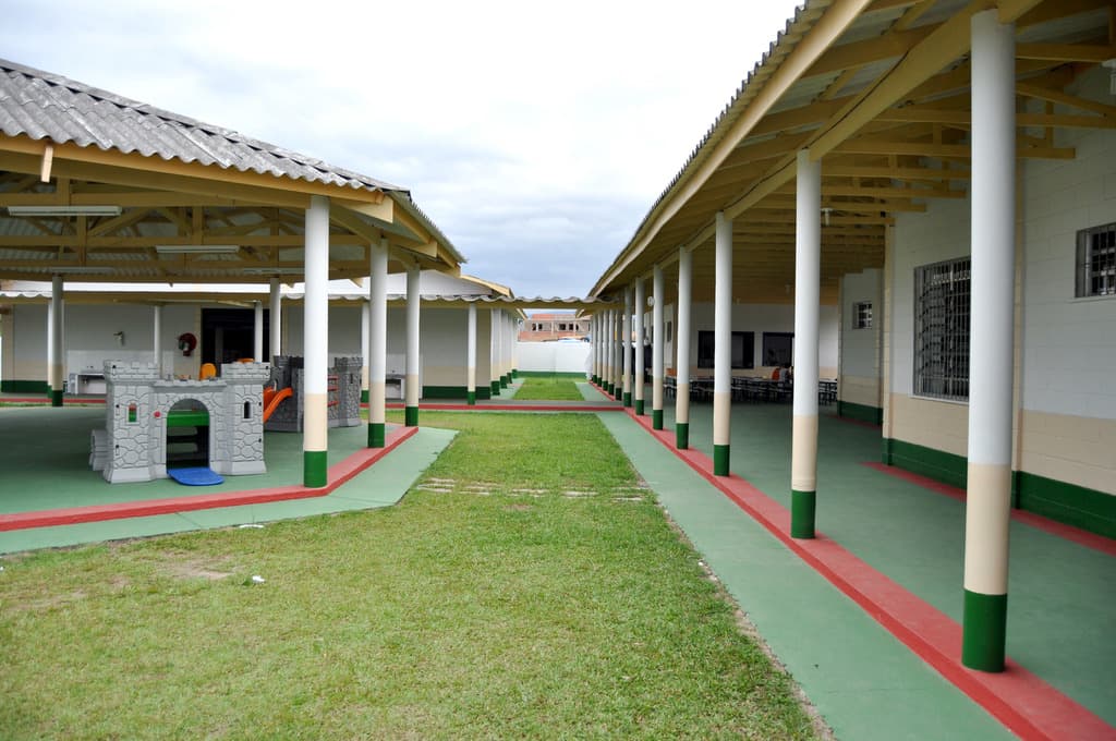 Schutzhütten mit Säulen und Räumen, umgeben von einer Rasenfläche.