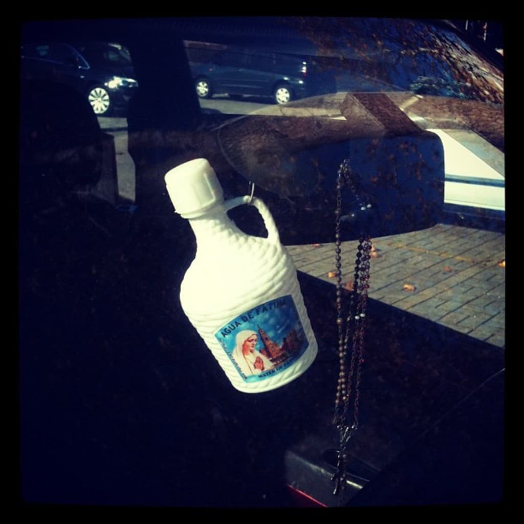 Ein Auto steht auf einer Straße mit einer Kette und einer Flasche in der Nähe.