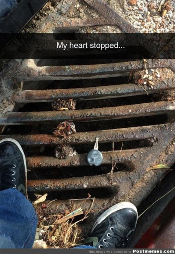 Eine Person steht auf einer Gullyabdeckung mit einem Schlüssel darauf, und in der Nähe steht 'Mein Herz blieb stehen'.