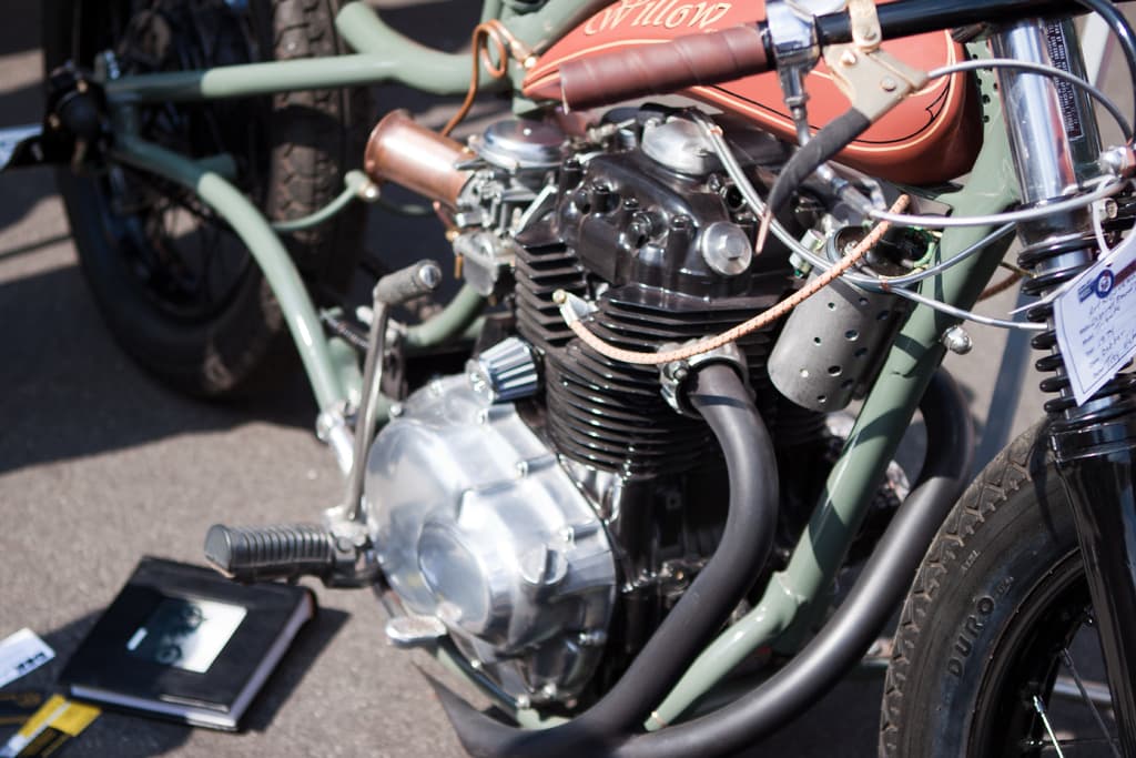 Mehrere Motorräder auf einer Straße geparkt mit einem Buch auf einem davon.