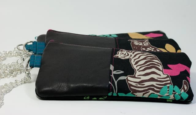 Mehrere Wallets sind auf einem Tisch platziert.