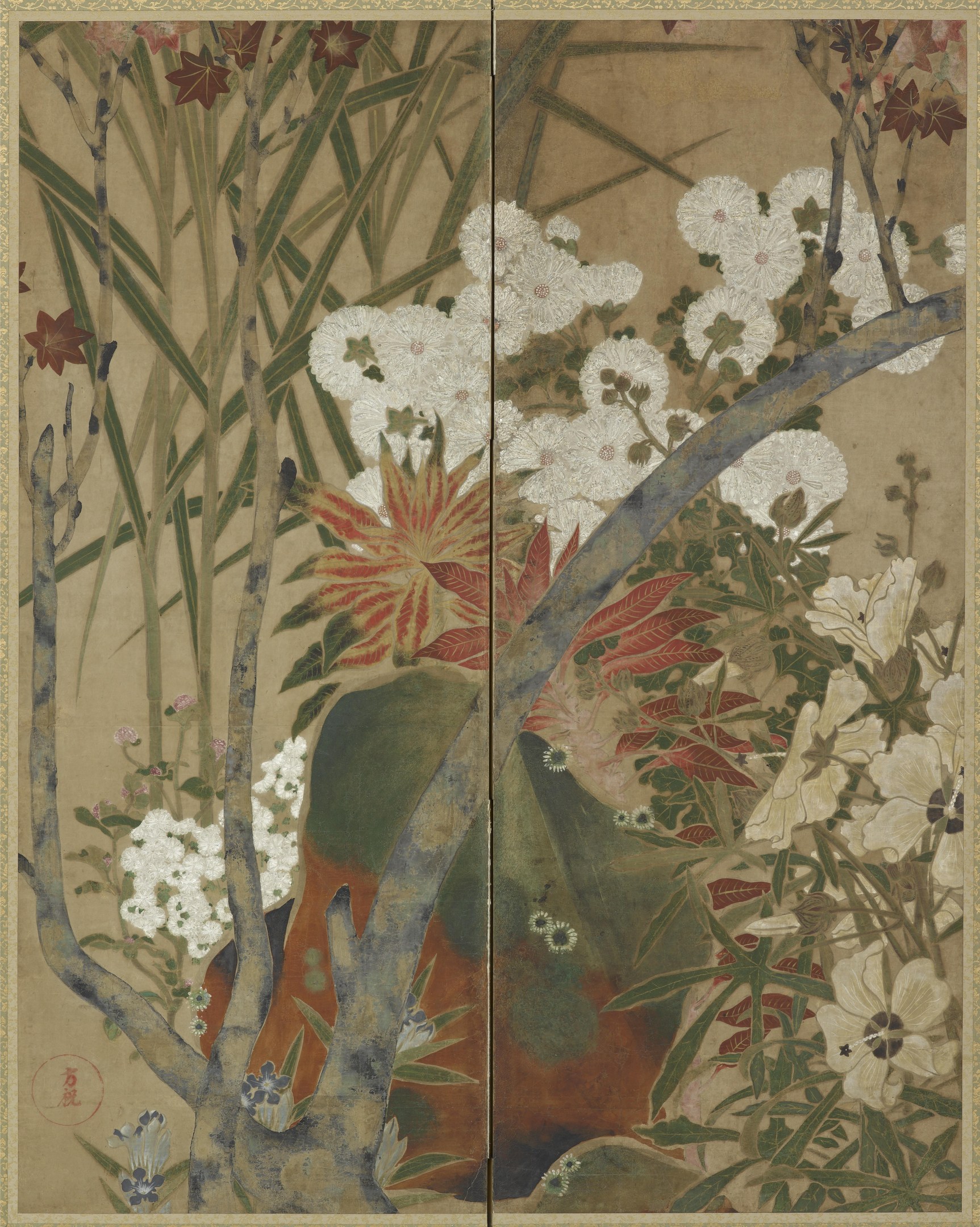Ein japanischer Bildschirm mit einem leuchtenden Gemälde von Blumen und Pflanzen in feinster Detailarbeit, vor einer üppigen Landschaft.