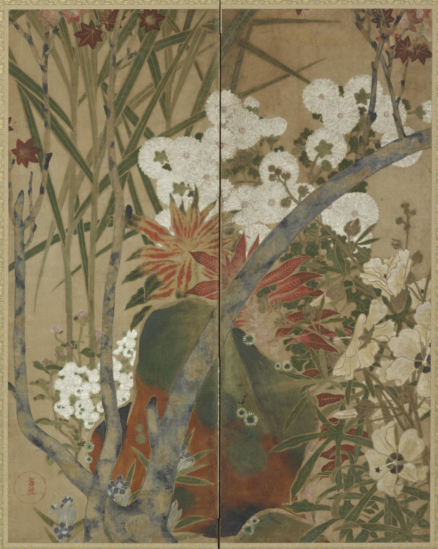 Ein japanischer Bildschirm mit einem leuchtenden Gemälde von Blumen und Pflanzen in feinster Detailarbeit, vor einer üppigen Landschaft.