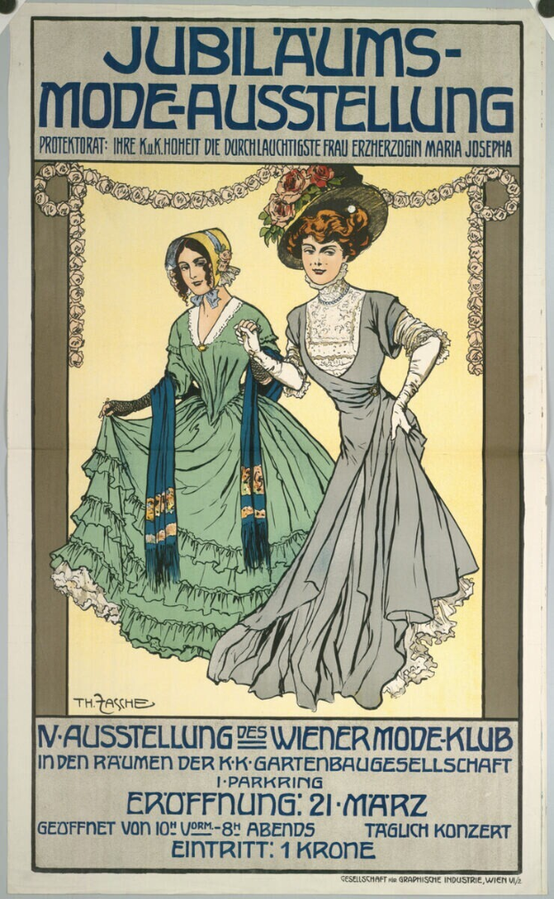 Ein Plakat, das eine Fashion Show mit zwei Frauen in Kleidern ankündigt, wobei eine ein langes, wallendes Kleid trägt und die andere ein Kleid mit hohem Kragen und langen Ärmeln, beide mit Haarbändern, vor einem hellblauen Hintergrund mit fetter schwarzer Schrift.