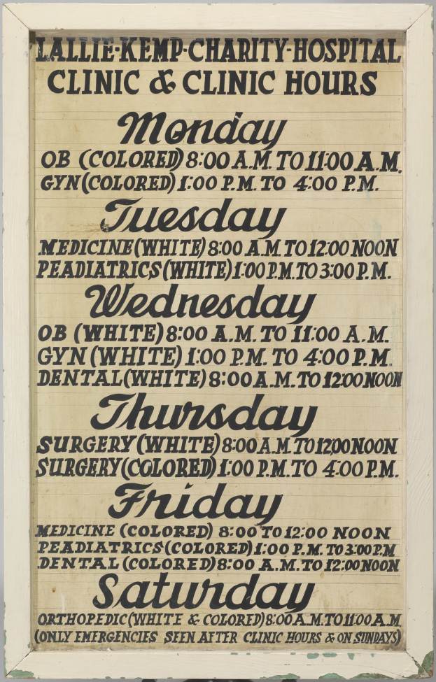 Plakat mit dem Text "Lallie Kemp Charity Hospital Clinic & Clinic Hours" zur Ankündigung von Klinikdiensten und -zeiten.