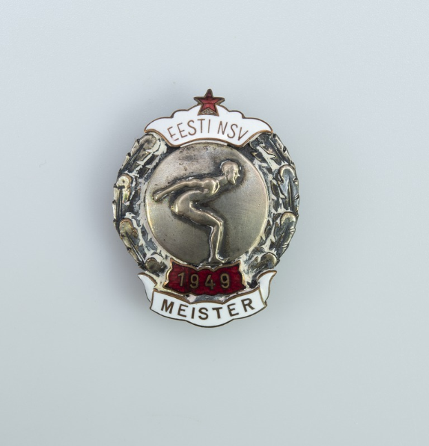 Silberner Orden mit rotem Stern, Emblem der Olympischen Spiele 1949 in Deutschland, mit zentrierter Beschriftung auf einem einfarbigen Hintergrund.