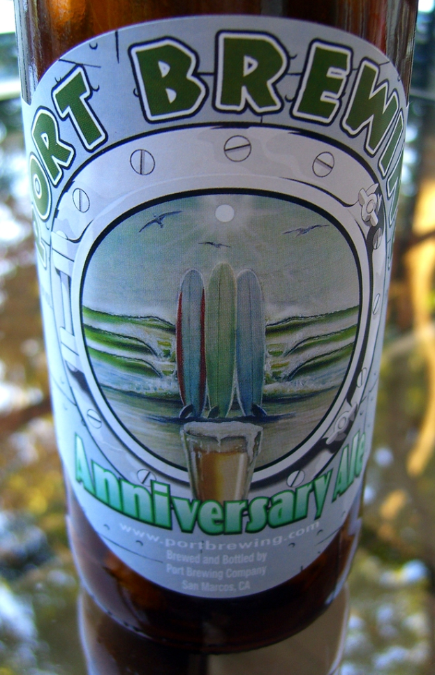 Eine Flasche Port Brewing Marke wird auf einen Tisch gestellt.