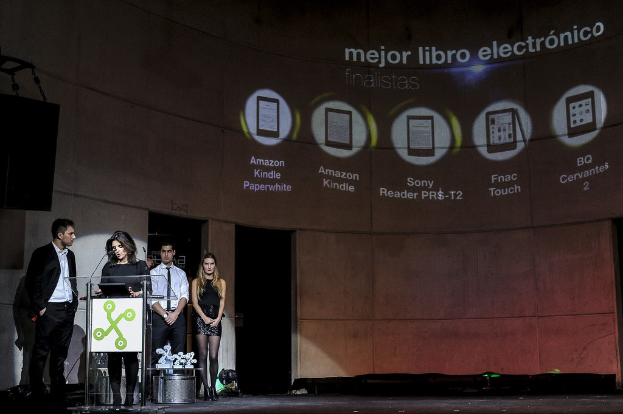 Vier Personen auf der linken Seite, eine Frau hält einen Vortrag, mit Gadget-Bildern und -Namen im Hintergrund.