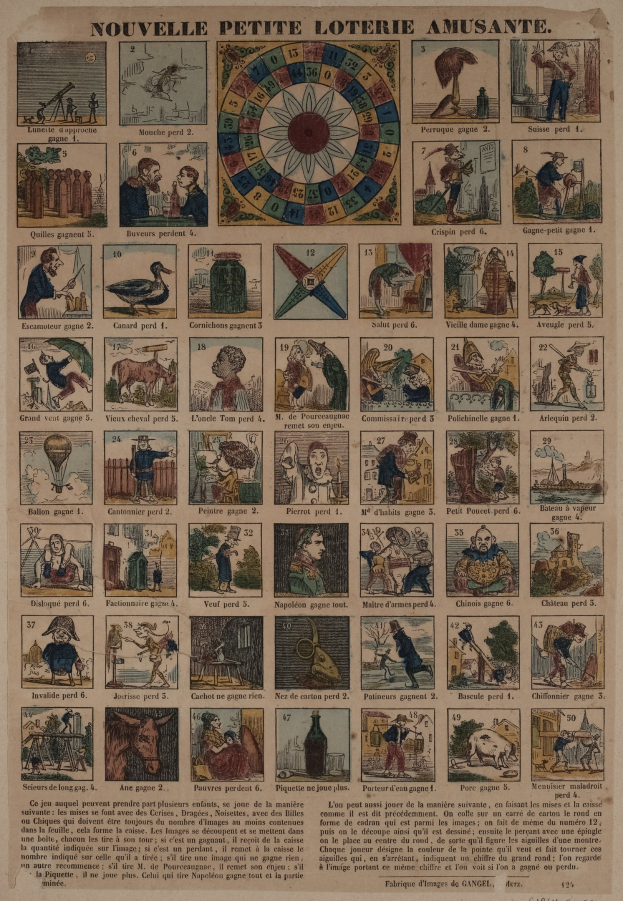 Ein altes Buch mit einem verzierten Glücksrad umgeben von Text.