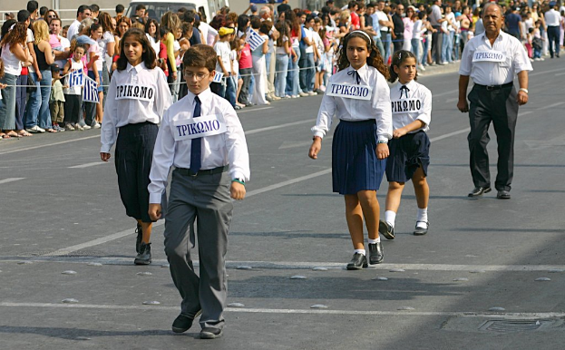 Eine Gruppe von Menschen auf der Straße mit Abzeichen auf ihren Hemden, umgeben von einer großen Menge.