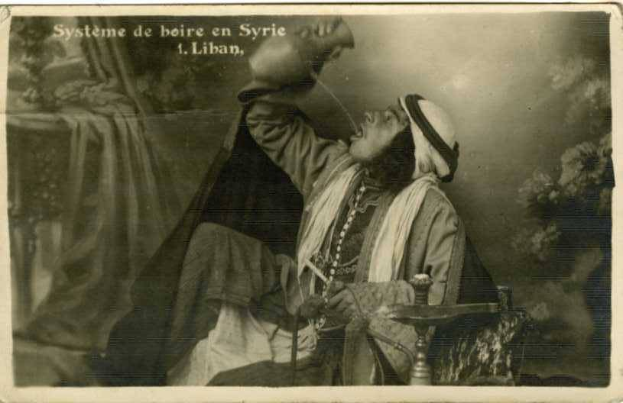 Schwarz-weißes Foto eines Mannes in traditioneller arabischer Kleidung, der aus einem Krug trinkt und einen ernsten Gesichtsausdruck hat, mit der Aufschrift "Arabisch" oben.