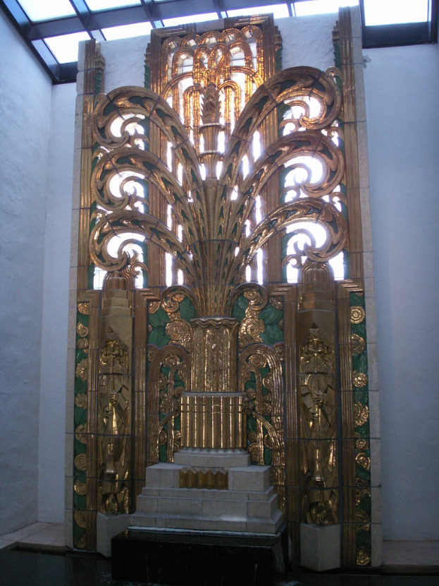 Weiße Wände mit einer gold-grünen Dekoration.