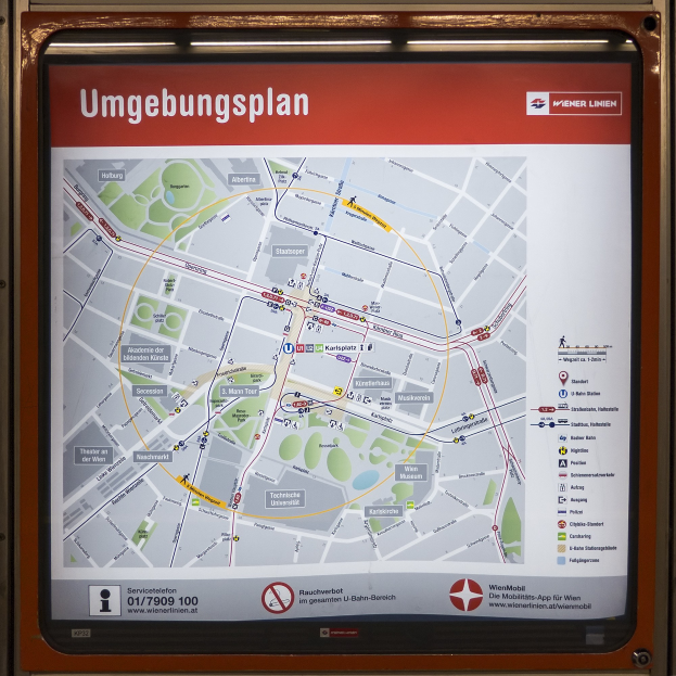 Detailierte Karte von Munich, Deutschland, auf einer Tafel in einer U-Bahn-Station angezeigt, die Straße, Sehensw"urdigkeiten und interessante Punkte zeigt.