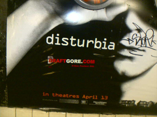 Ein Plakat an einer Wand, das ein Produkt oder eine Dienstleistung bewirbt.