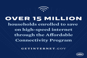 Ein Plakat, das das Affordable Connectivity Program bewirbt und den Text "├ťber 15 Millionen Haushalte angemeldet, um bei High-Speed-Internet zu sparen" und das Logo des Programms zeigt.