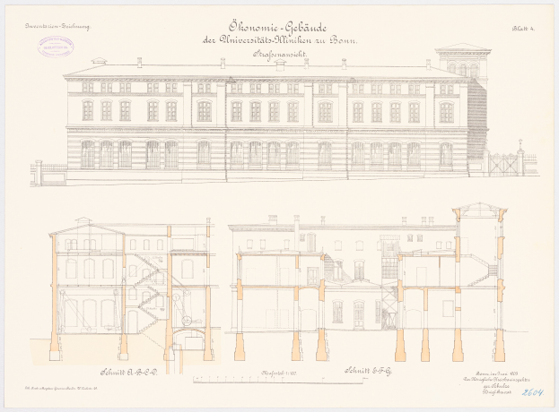 Eine Zeichnung des Schmitt Museums, ein großes Gebäude mit zahlreichen Fenstern, das sich in München, Deutschland befindet, mit Text, der zusätzliche Details liefert.