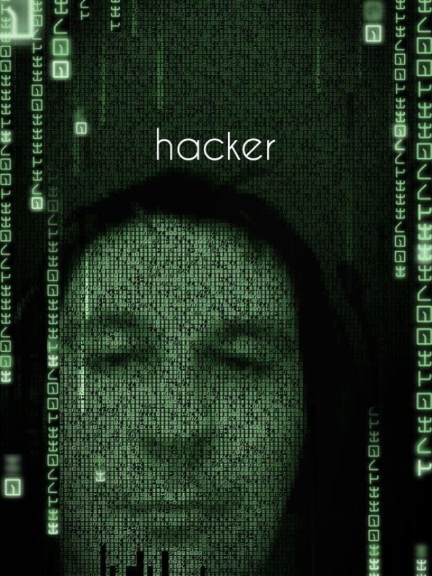 Ein stilisiertes Bild eines Menschen mit einem Computerbildschirm in der Mitte, auf dem das Wort "Hacker" in fetter Schrift steht, umgeben von Binärcode und numerischen Daten.