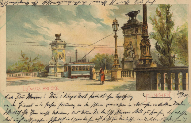 Alte Ansichtskarte mit einer Brücke in München, Deutschland, mit Skulpturen, Pfählen, Lampen, Drähten und Bäumen sowie einigen Menschen im Vordergrund unter einem sichtbaren Himmel, mit Handschrift auf der Ansichtskarte.