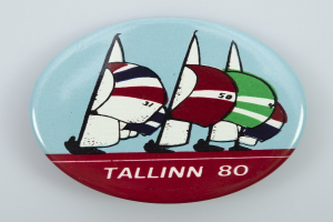 Der lettische MEP Kols schenkte Kaja Kallas ein Aufkleber mit einem "Baltic Chihuahua" vor dem Hintergrund der Flaggen der baltischen Länder