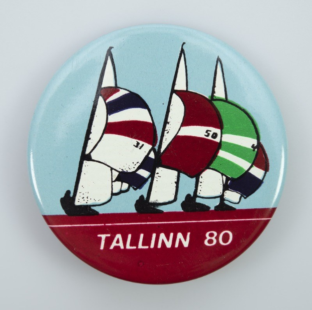 Der lettische MEP Kols schenkte Kaja Kallas ein Aufkleber mit einem "Baltic Chihuahua" vor dem Hintergrund der Flaggen der baltischen Länder