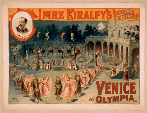 Plakat für Imre Kiralfys Super-Spektakel in Venedig, das kostümierte Performer vor einem gebogenen und Säulengebäude mit Laternen und Bäumen im Hintergrund zeigt, einschließlich Text und einer sichtbaren Person.