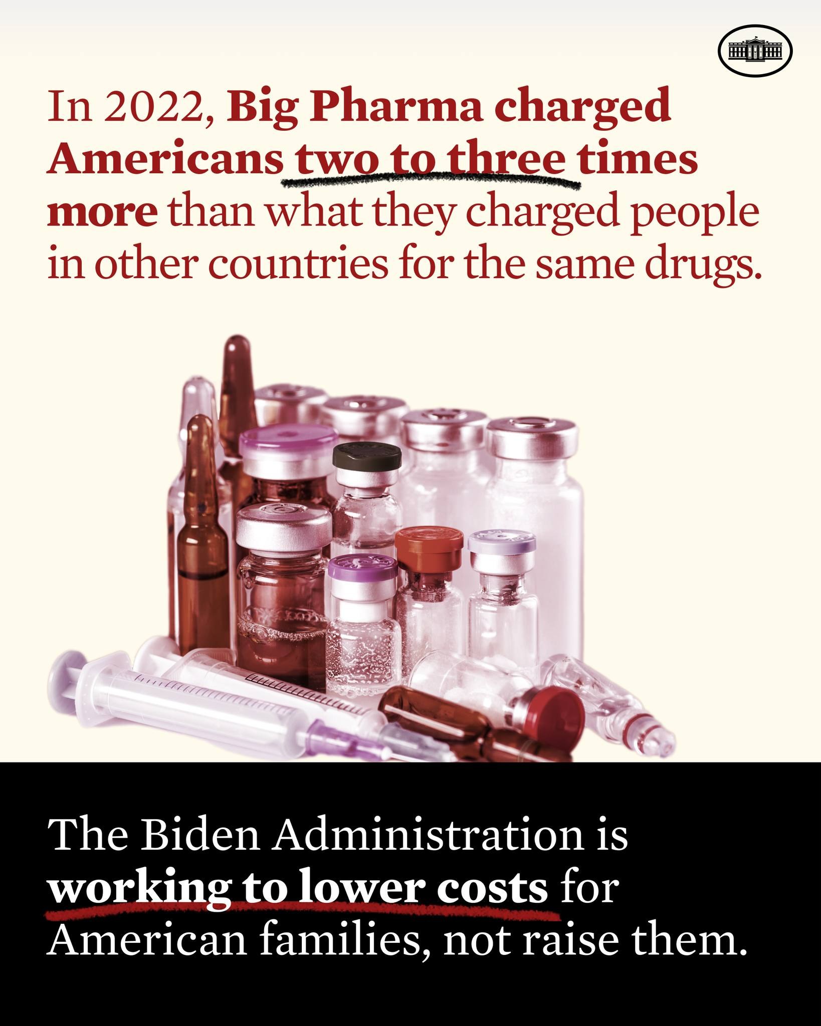 Plakat mit dem Text "In 2022 haben Big Pharma Amerikaner zwei bis drei Mal so viel für dieselben Medikamente verlangt wie in anderen Ländern" unten, neben ein paar Medikamentenflaschen und einer Spritze.