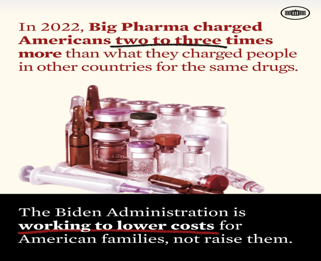 Plakat mit dem Text "In 2022 haben Big Pharma Amerikaner zwei bis drei Mal so viel für dieselben Medikamente verlangt wie in anderen Ländern" unten, neben ein paar Medikamentenflaschen und einer Spritze.
