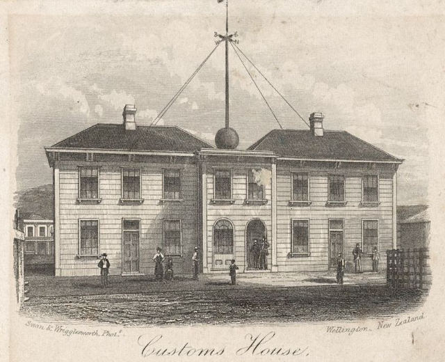 Schwarzes historisches Zeichnung eines Zollhauses in Wellington, Neuseeland, mit ein paar Menschen davor, einem Zaun auf der rechten Seite, Wolken am Himmel und Text unten.