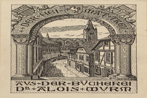 Ein altes Buch mit einer detaillierten Zeichnung einer Stadtlandschaft mit Gebäuden, einem Bogen und beschreibendem Text.