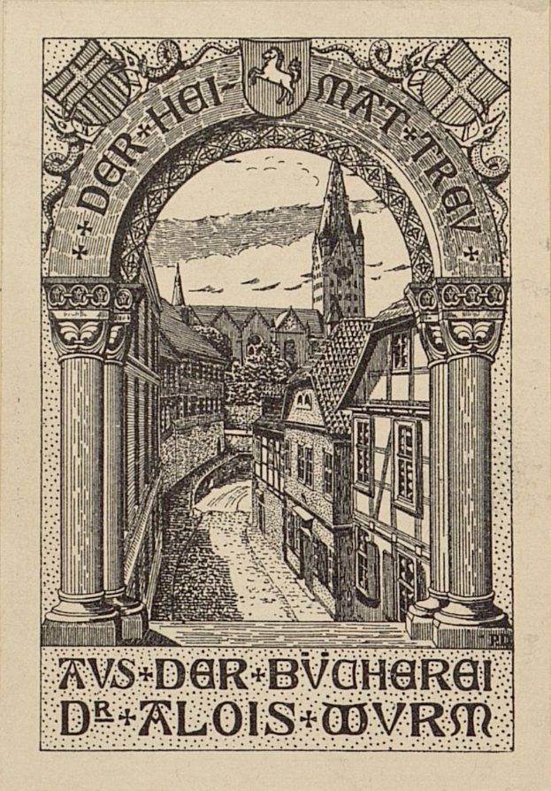Ein altes Buch mit einer detaillierten Zeichnung einer Stadtlandschaft mit Gebäuden, einem Bogen und beschreibendem Text.
