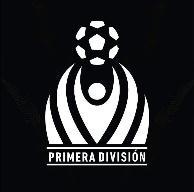 Logo der Primera Division mit einem schwarzen und weißen Fußball mit der Aufschrift "Primera Division" in fetter weißer Schrift darüber, umgeben von einem weißen Kreis mit schwarzem Rand auf schwarzem Hintergrund.