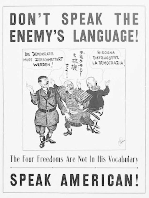 Ein Schwarz-Weiß-Plakat mit drei Personen und dem Text: "Sprich nicht die Sprache des Feindes - Die vier Freiheiten sind nicht Teil seines Vokabulars - Sprich amerikanisch."