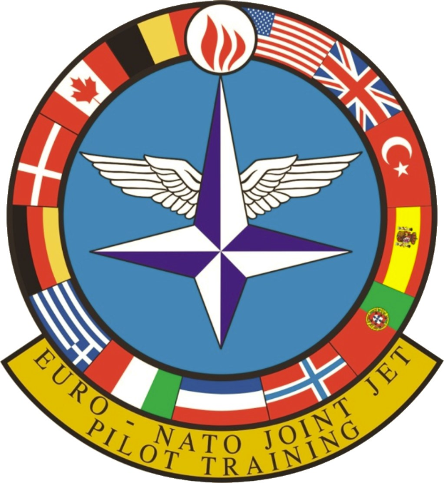 Blaues rundes Logo mit einem weißen Stern in der Mitte, umgeben von vier farbigen Flaggen und weißer Schrift, die 'NATO Joint Jet' liest.