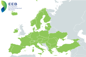 Eine Europakarte mit verschiedenen Grüntönen, die verschiedene Regionen darstellen, und das Logo des European Environmental Bureau in der linken oberen Ecke.