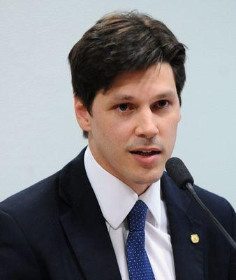 Mann im Anzug spricht vor Mikrofon an Rednerpult, wahrscheinlich zur Genehmigung eines Gesetzes zur Verbot des Internetgebrauchs.